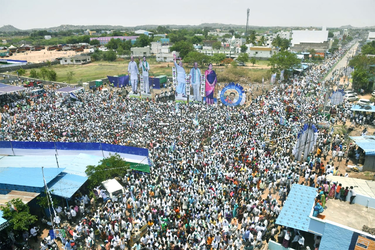 Huge Crowd At CM YS Jagan Pattikonda Sabha - Sakshi16