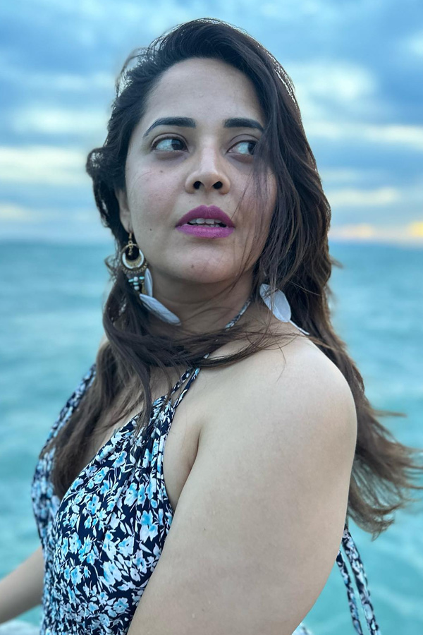 Anchor Anasuya Enjoying with Her Husband At Beach Photos - Sakshi11