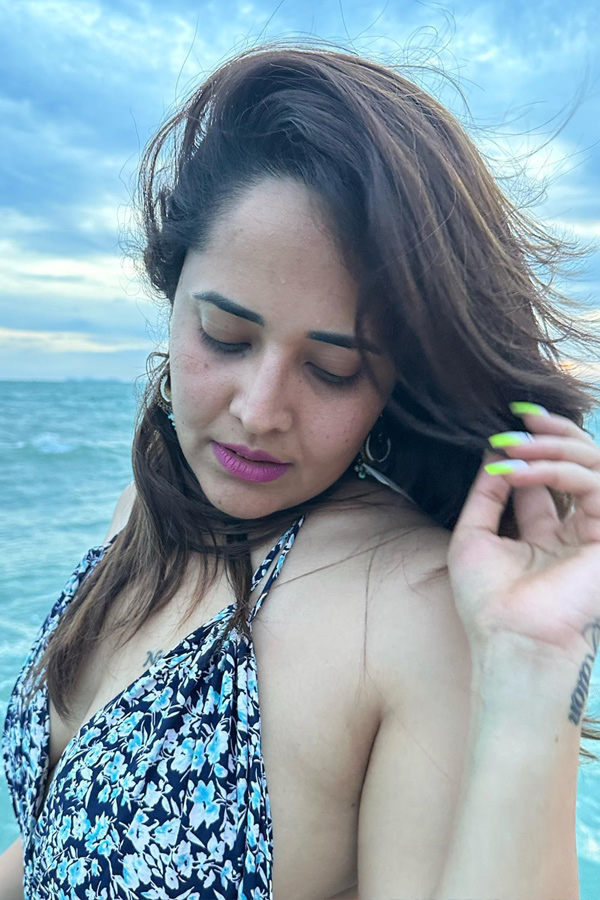 Anchor Anasuya Enjoying with Her Husband At Beach Photos - Sakshi10