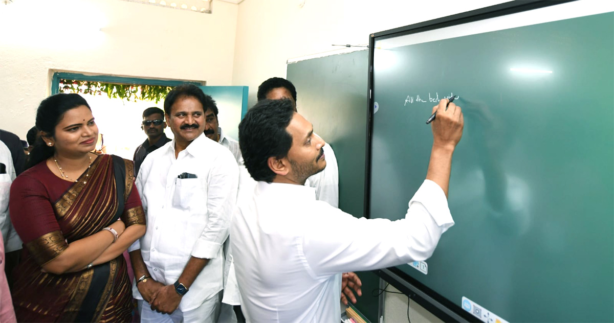 Photos Of CM Jagan Launch Jagananna vidya kanuka kit Distribution At krosuru - Sakshi13