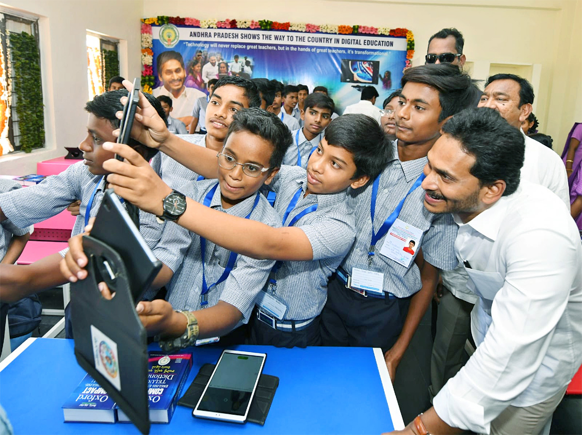 Photos Of CM Jagan Launch Jagananna vidya kanuka kit Distribution At krosuru - Sakshi14