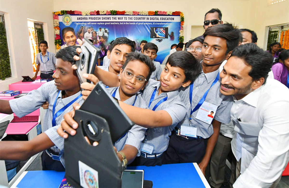 Photos Of CM Jagan Launch Jagananna vidya kanuka kit Distribution At krosuru - Sakshi2