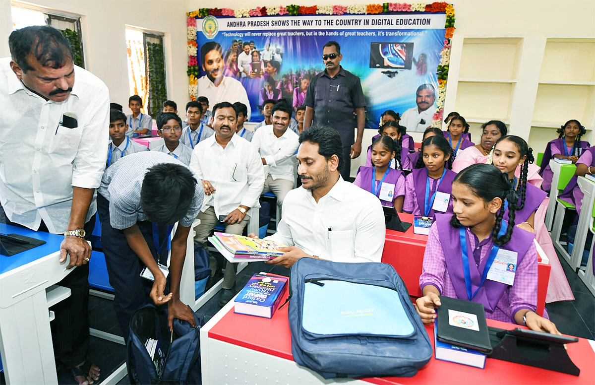 Photos Of CM Jagan Launch Jagananna vidya kanuka kit Distribution At krosuru - Sakshi6