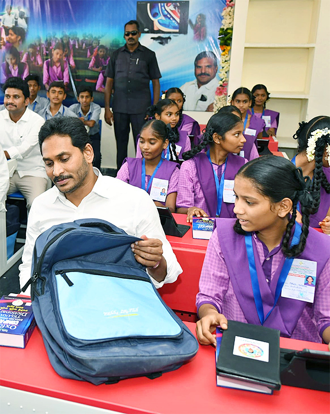 Photos Of CM Jagan Launch Jagananna vidya kanuka kit Distribution At krosuru - Sakshi9