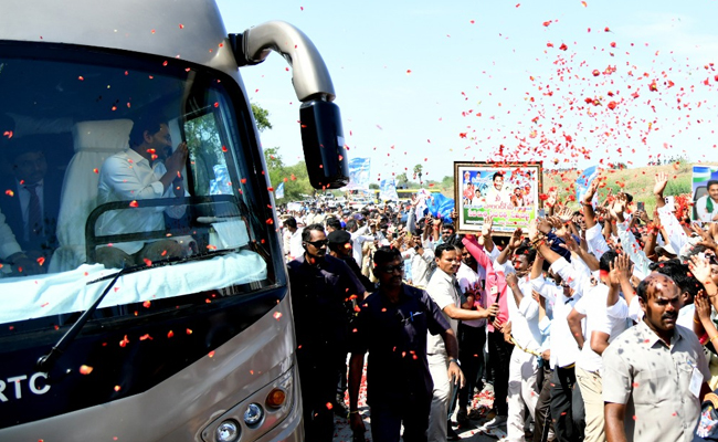 AP CM YS Jagan At Krosuru Jagananna Vidya Kanuka Program Photo Gallery - Sakshi5