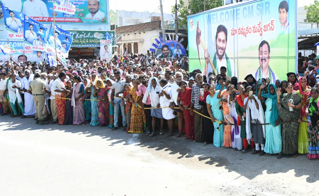 AP CM YS Jagan At Krosuru Jagananna Vidya Kanuka Program Photo Gallery - Sakshi8