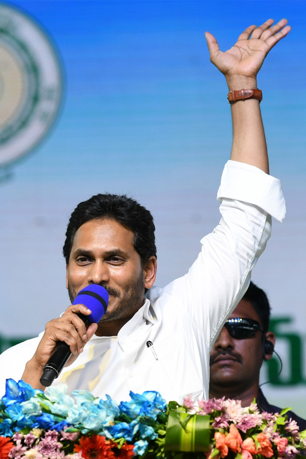 AP CM YS Jagan At Krosuru Jagananna Vidya Kanuka Program Photo Gallery - Sakshi15