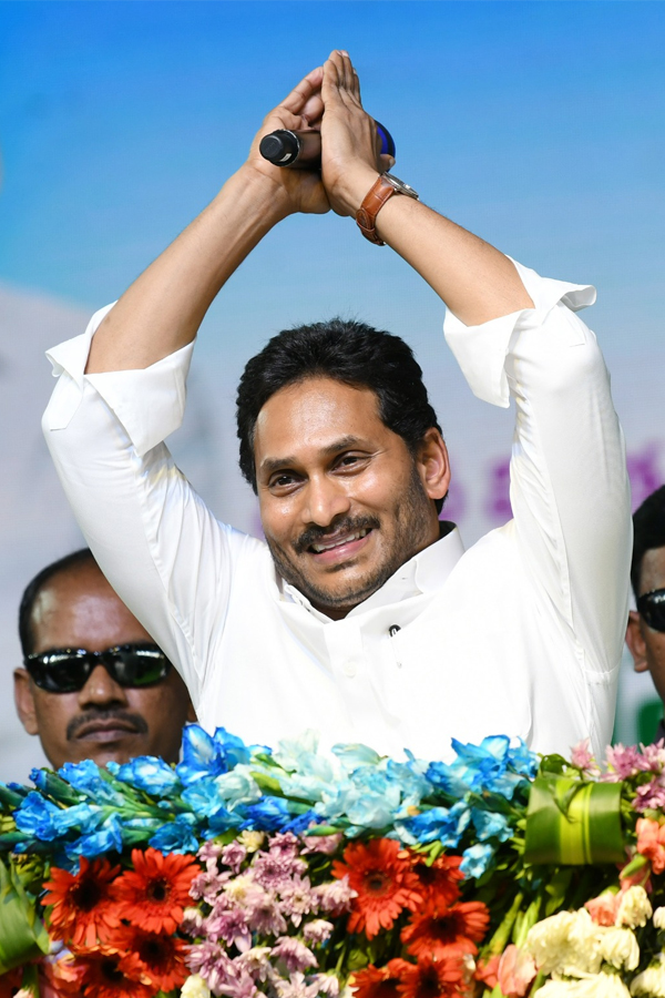 AP CM YS Jagan At Krosuru Jagananna Vidya Kanuka Program Photo Gallery - Sakshi16