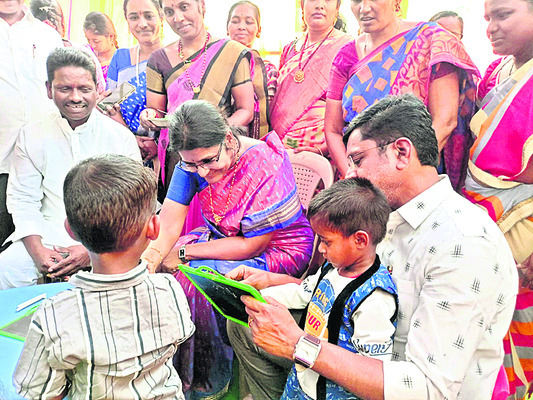 మంథనిలో అక్షరాభ్యాసం చేయిస్తున్న మధు, సంగీత1