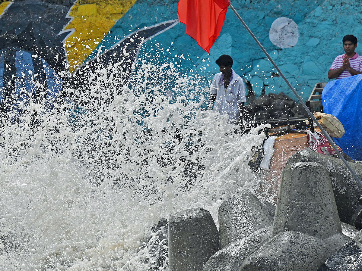 Cyclone Biparjoy heads towards Gujarat And Mumbai coastline Photos - Sakshi3