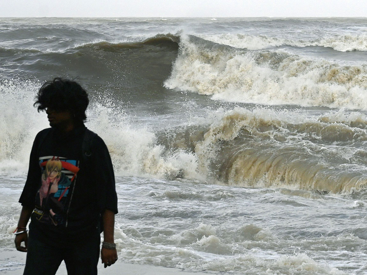 Cyclone Biparjoy heads towards Gujarat And Mumbai coastline Photos - Sakshi5