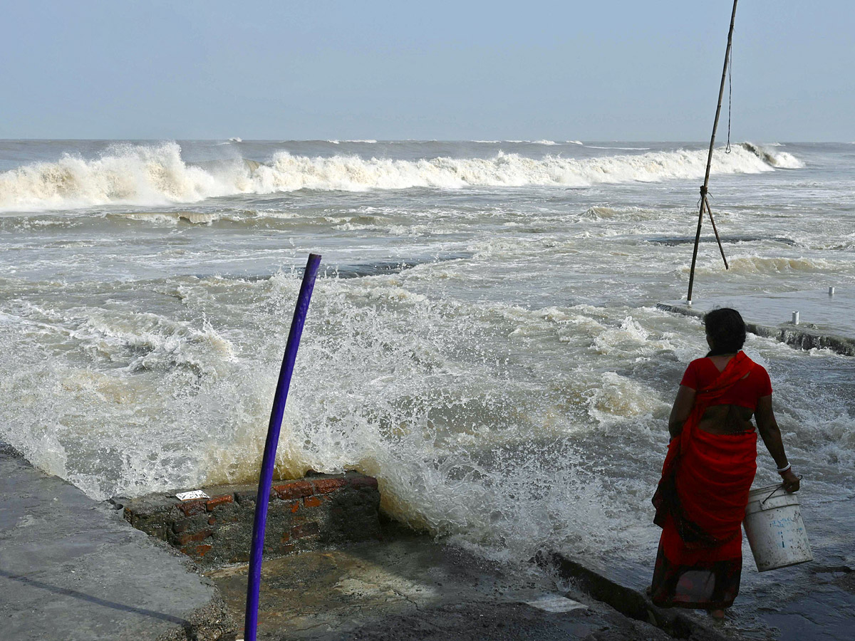 Cyclone Biparjoy heads towards Gujarat And Mumbai coastline Photos - Sakshi7