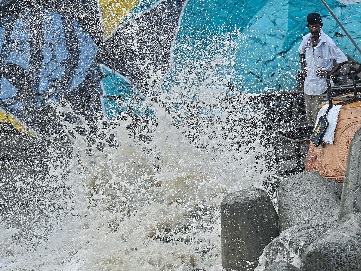 Cyclone Biparjoy heads towards Gujarat And Mumbai coastline Photos - Sakshi10