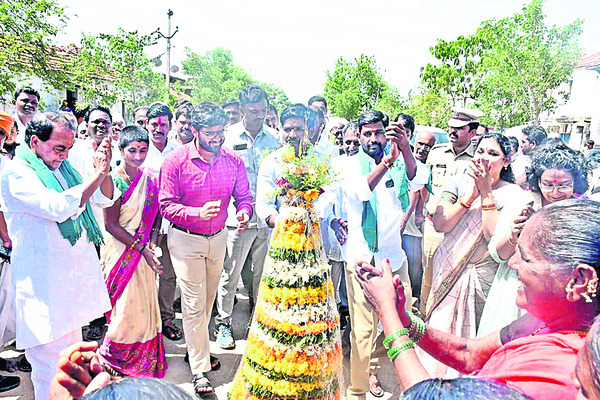 బతుకమ్మ ఆడుతున్న మంత్రి ,కలెక్టర్‌1