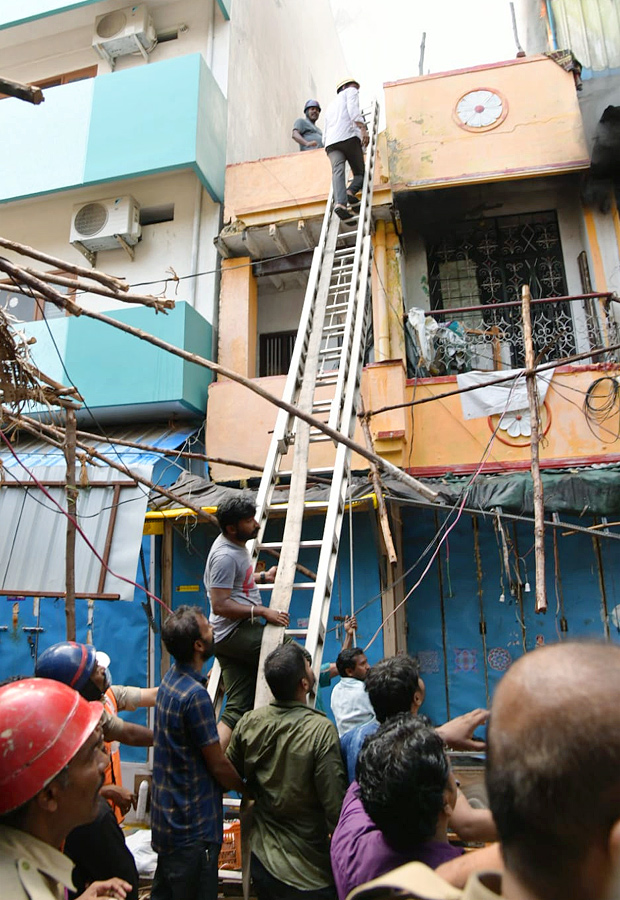 Massive fire breaks out near Govindaraja Swamy temple At Tirupati Photos - Sakshi14