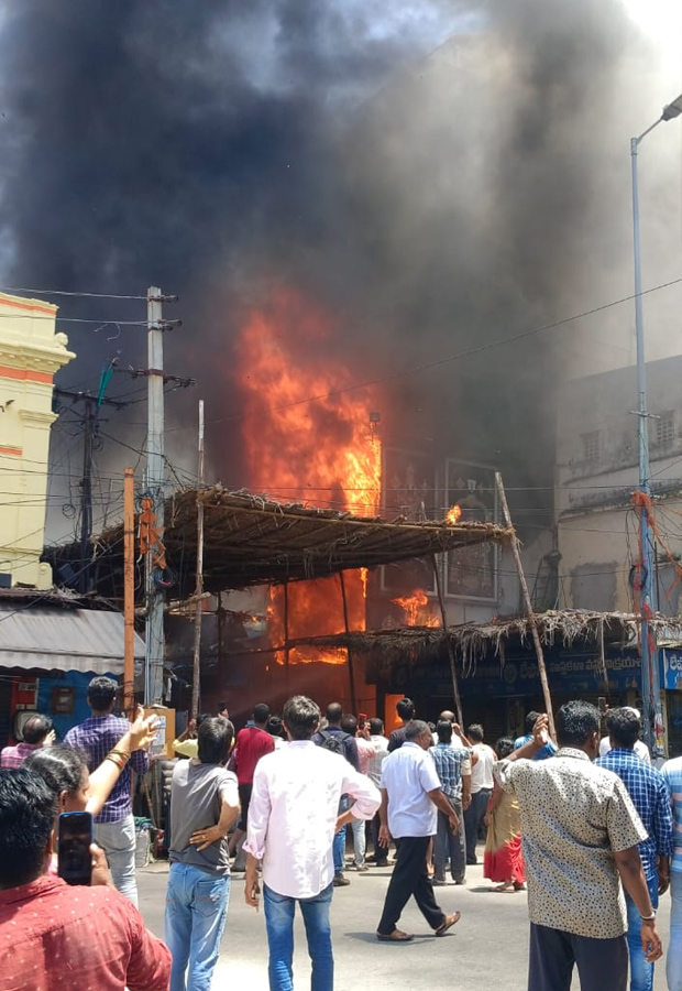 Massive fire breaks out near Govindaraja Swamy temple At Tirupati Photos - Sakshi18