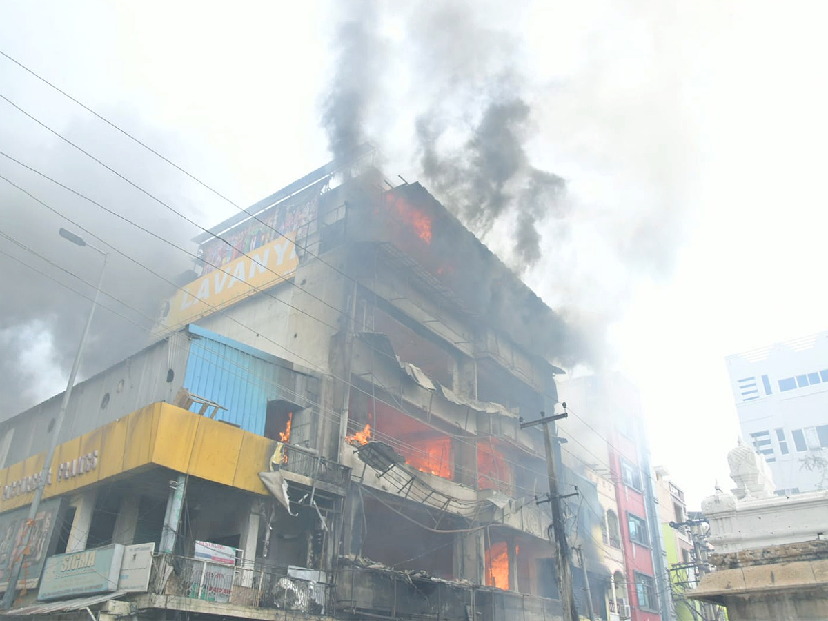 Massive fire breaks out near Govindaraja Swamy temple At Tirupati Photos - Sakshi23