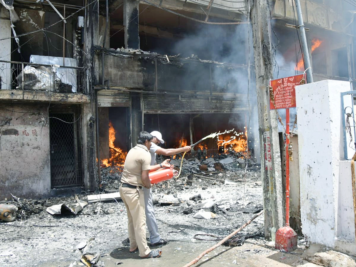 Massive fire breaks out near Govindaraja Swamy temple At Tirupati Photos - Sakshi25