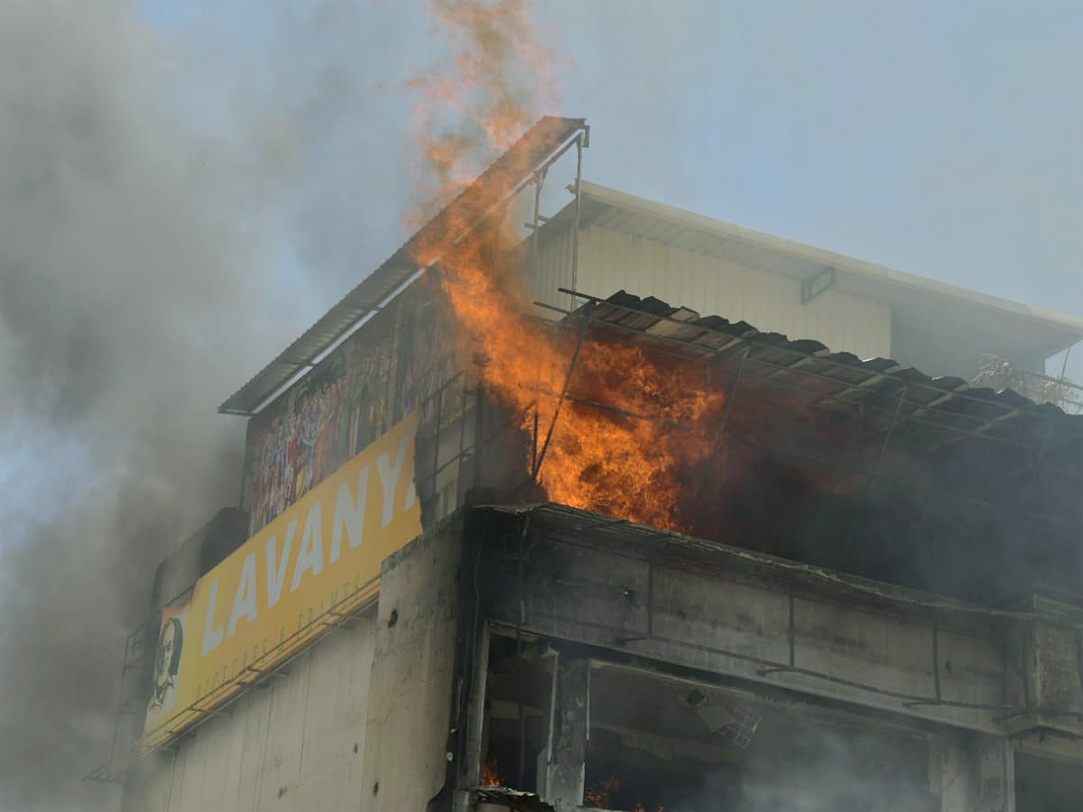 Massive fire breaks out near Govindaraja Swamy temple At Tirupati Photos - Sakshi27