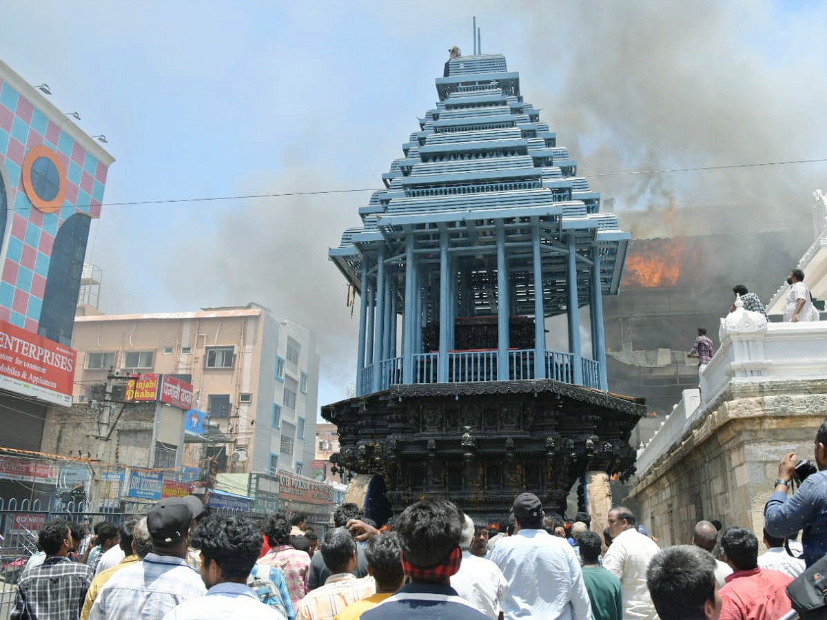 Massive fire breaks out near Govindaraja Swamy temple At Tirupati Photos - Sakshi28