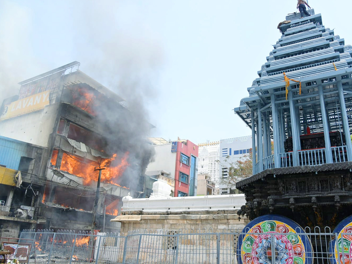 Massive fire breaks out near Govindaraja Swamy temple At Tirupati Photos - Sakshi31