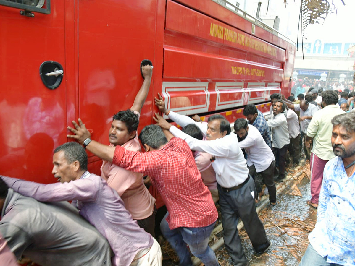 Massive fire breaks out near Govindaraja Swamy temple At Tirupati Photos - Sakshi8