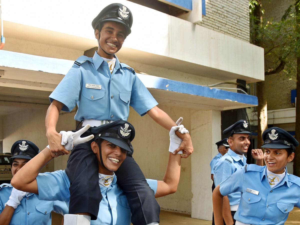 President Droupadi Murmu Reviews Combined Graduation Parade At Air Force Academy Photos - Sakshi9