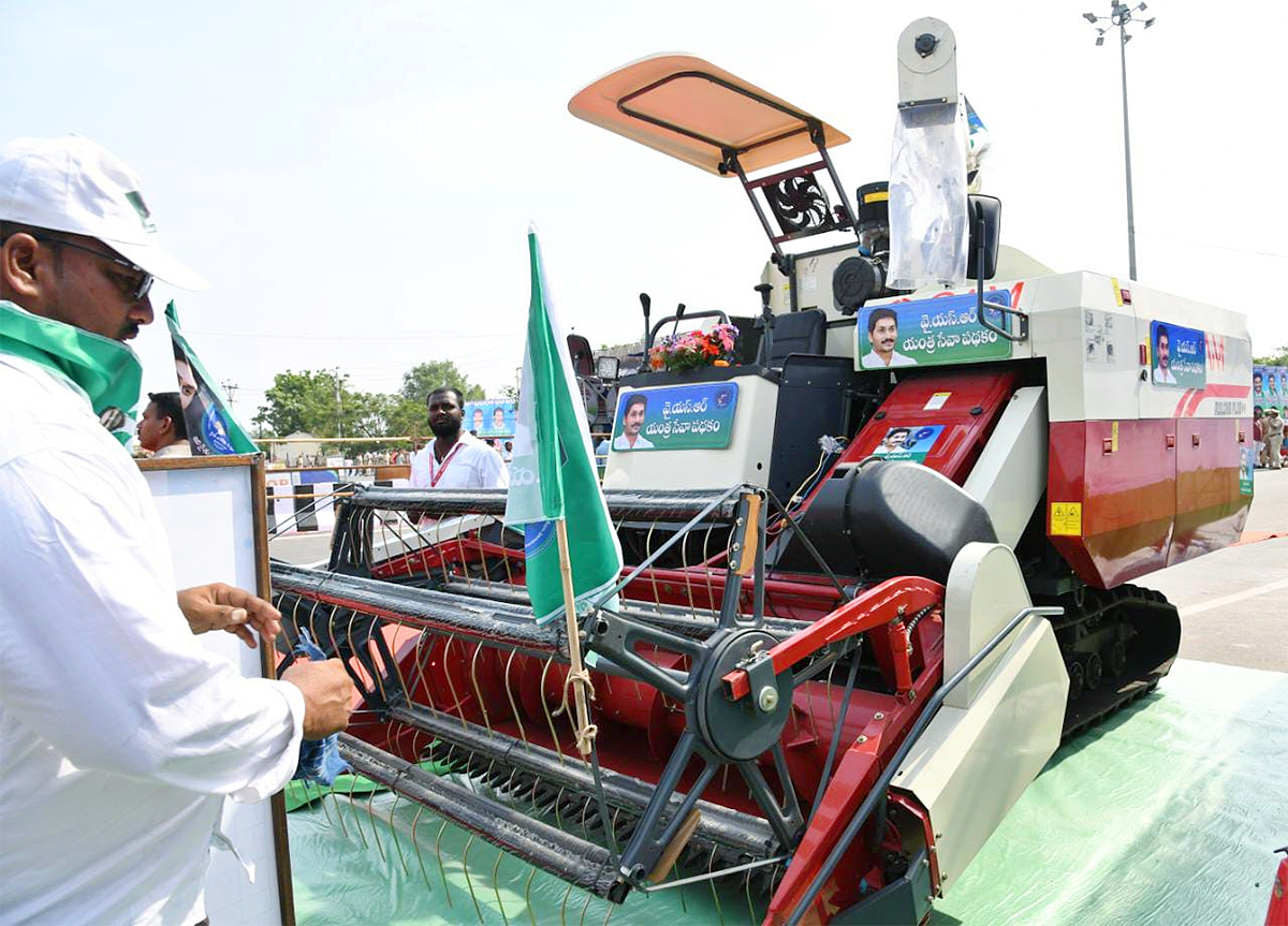 M Jagan YSR Yantra Seva Pathakam Scheme Launch Guntur Photos - Sakshi10