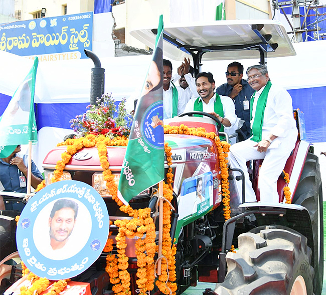 M Jagan YSR Yantra Seva Pathakam Scheme Launch Guntur Photos - Sakshi11