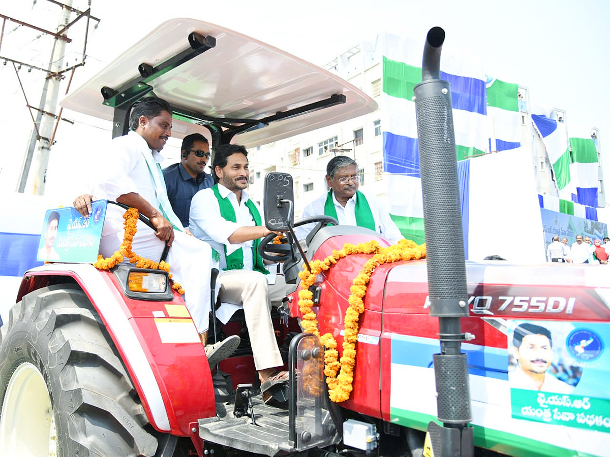 M Jagan YSR Yantra Seva Pathakam Scheme Launch Guntur Photos - Sakshi12