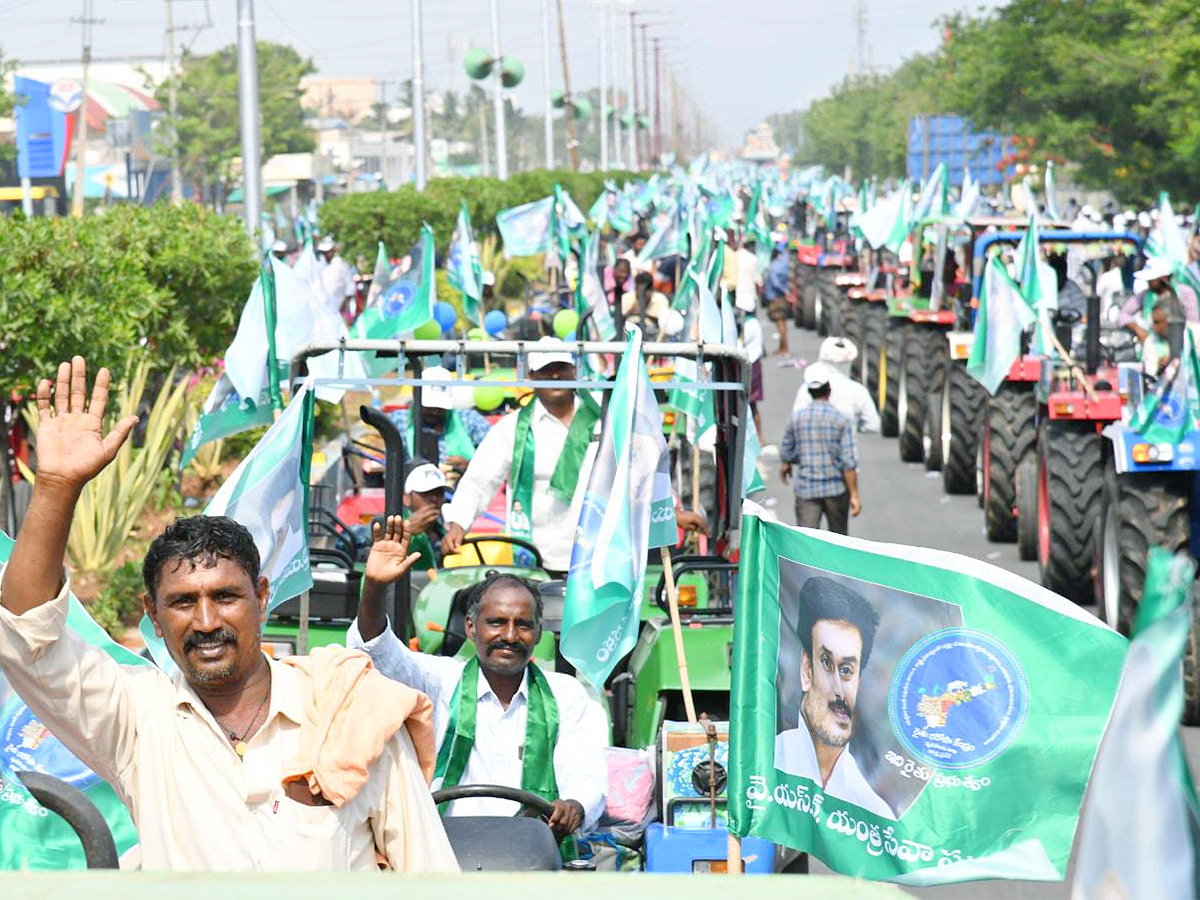 M Jagan YSR Yantra Seva Pathakam Scheme Launch Guntur Photos - Sakshi13