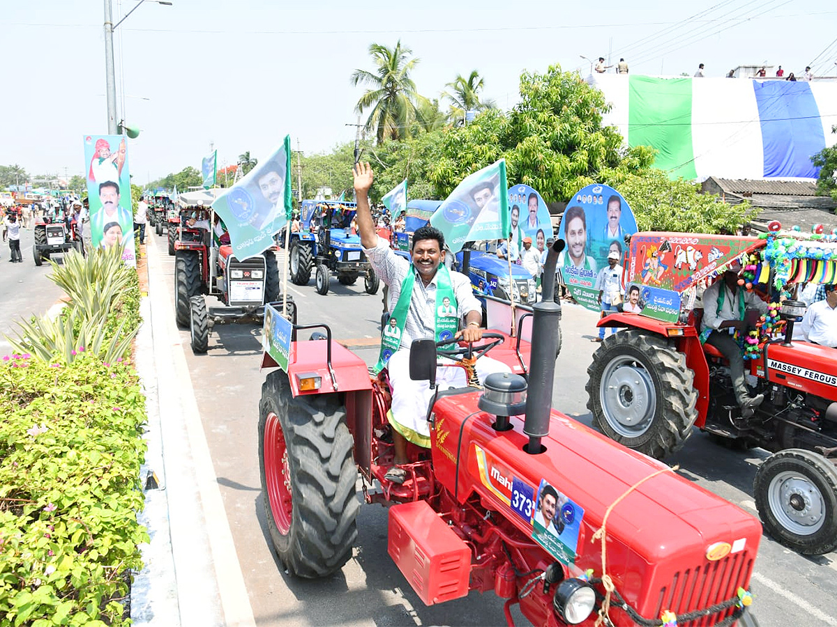 M Jagan YSR Yantra Seva Pathakam Scheme Launch Guntur Photos - Sakshi14