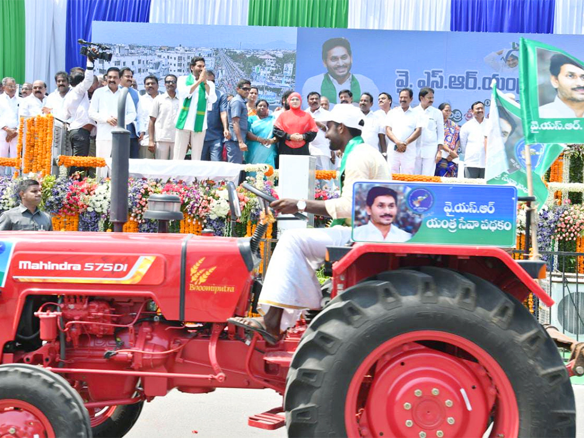 M Jagan YSR Yantra Seva Pathakam Scheme Launch Guntur Photos - Sakshi16