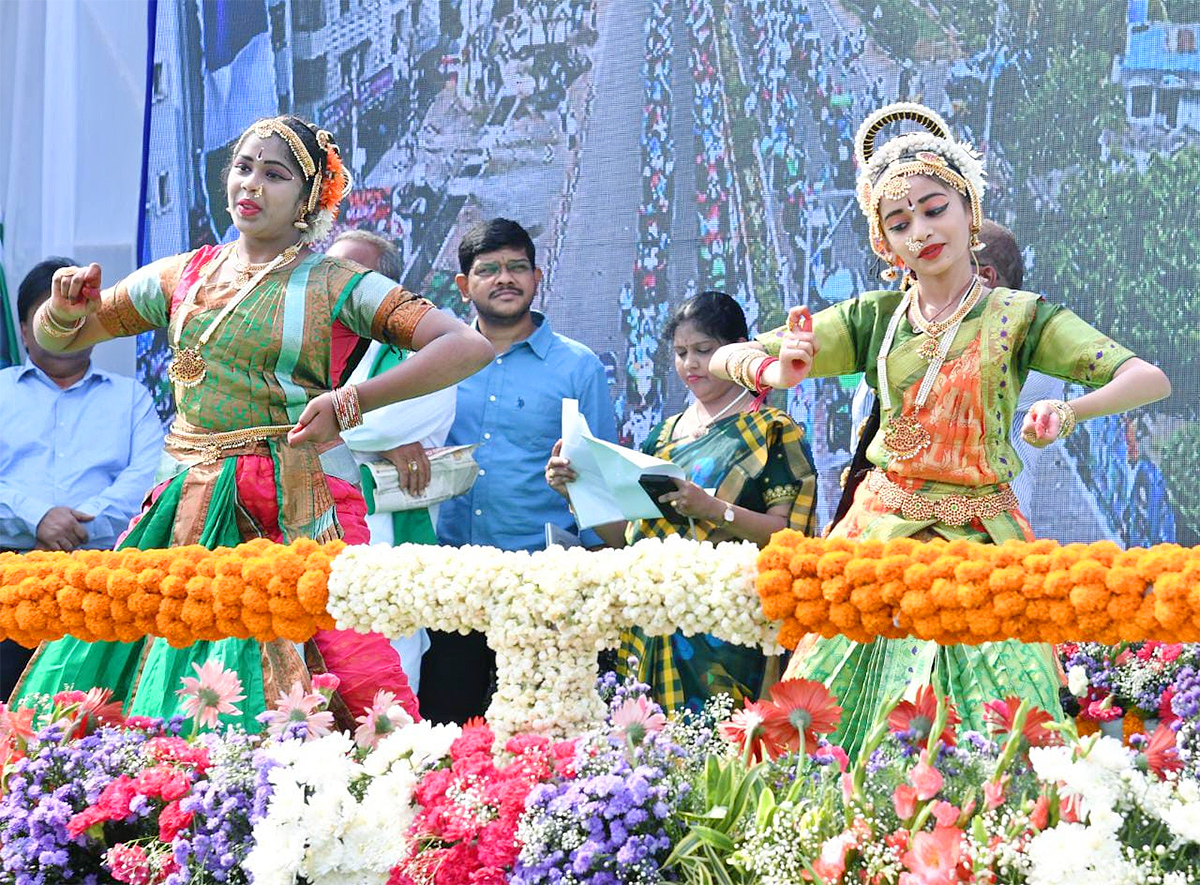 M Jagan YSR Yantra Seva Pathakam Scheme Launch Guntur Photos - Sakshi18