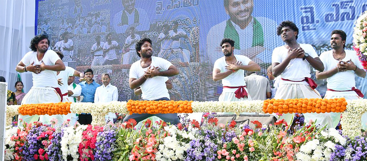 M Jagan YSR Yantra Seva Pathakam Scheme Launch Guntur Photos - Sakshi19