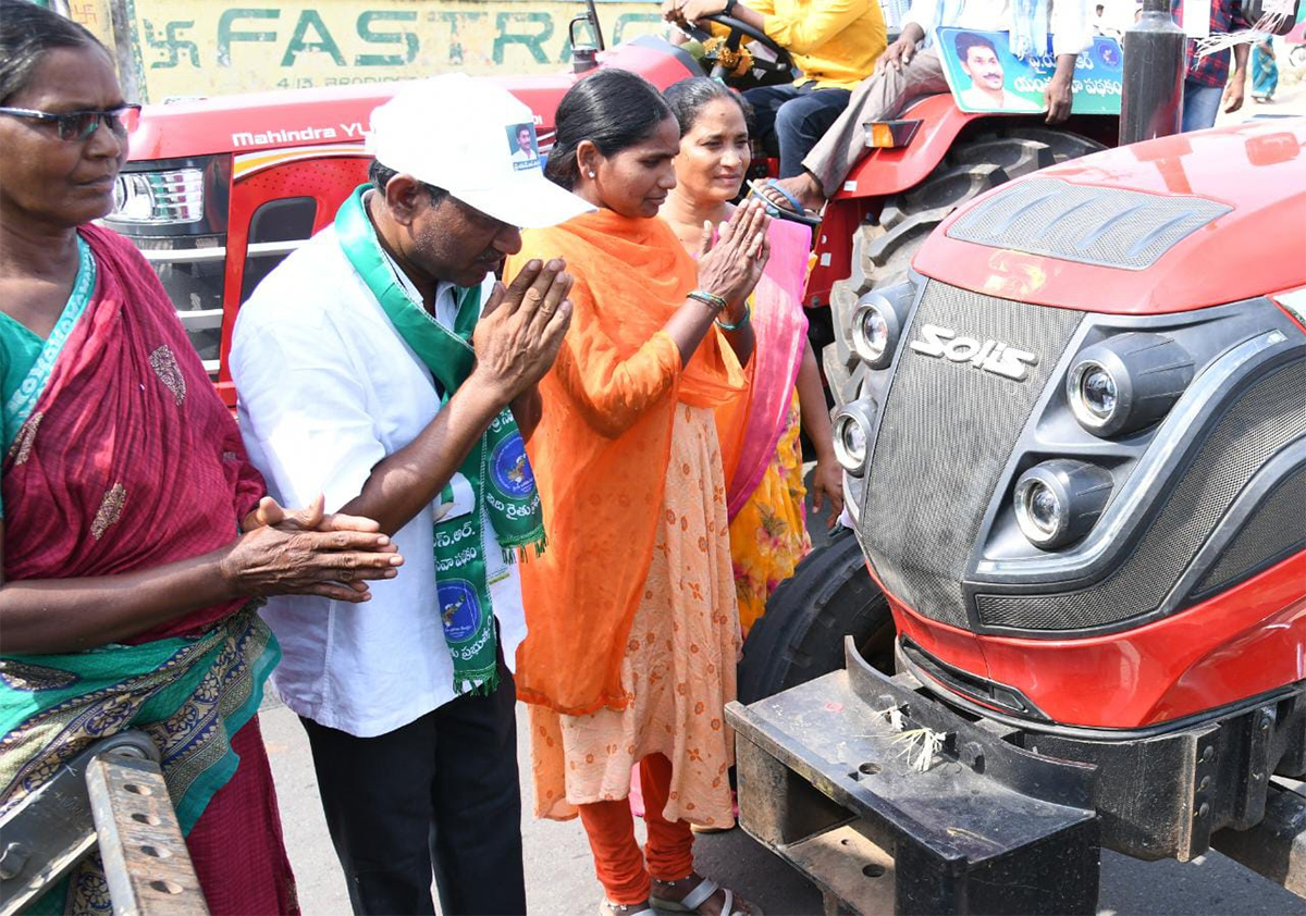 M Jagan YSR Yantra Seva Pathakam Scheme Launch Guntur Photos - Sakshi21