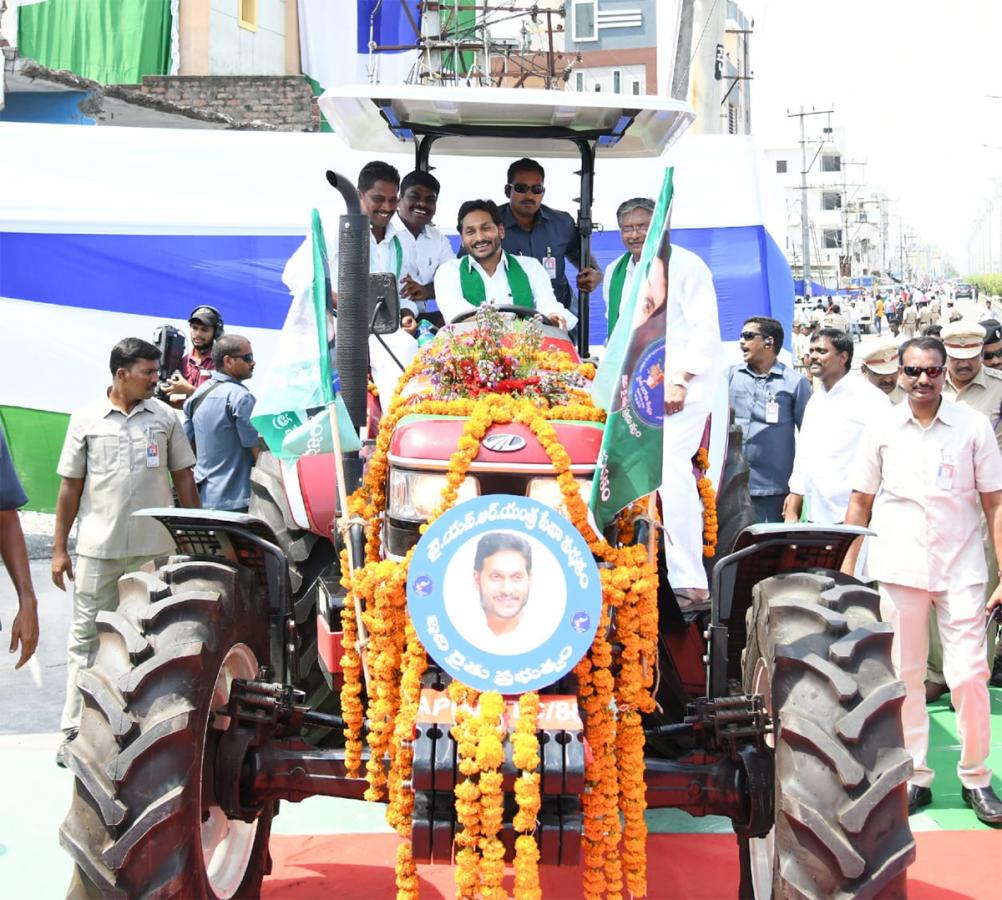 M Jagan YSR Yantra Seva Pathakam Scheme Launch Guntur Photos - Sakshi25