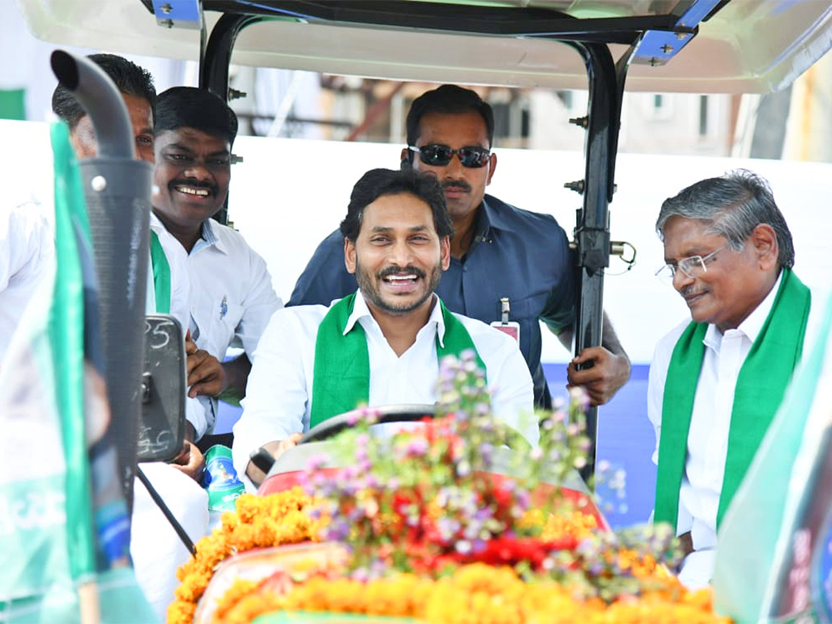 M Jagan YSR Yantra Seva Pathakam Scheme Launch Guntur Photos - Sakshi26