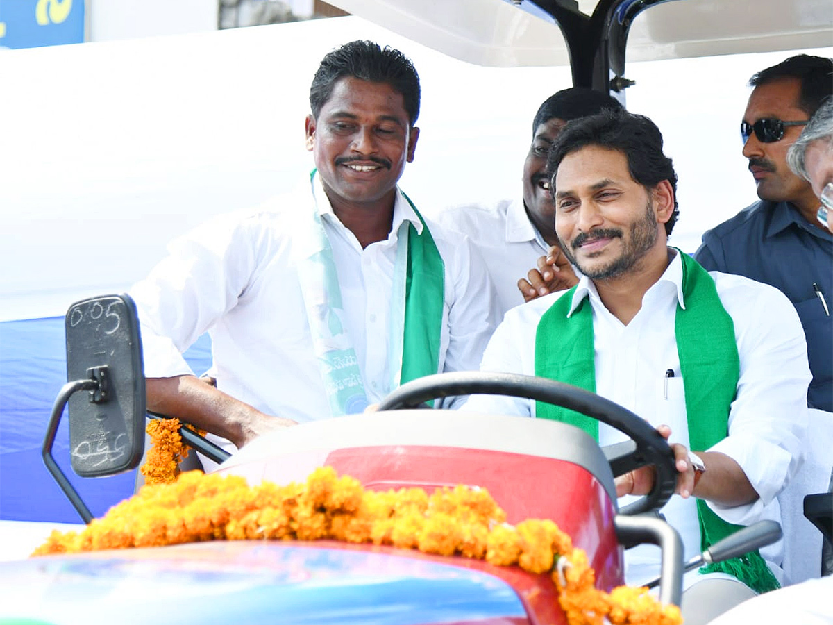 M Jagan YSR Yantra Seva Pathakam Scheme Launch Guntur Photos - Sakshi27