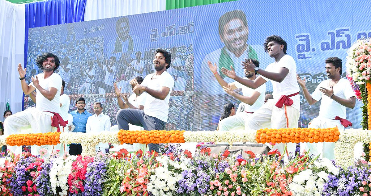 M Jagan YSR Yantra Seva Pathakam Scheme Launch Guntur Photos - Sakshi8