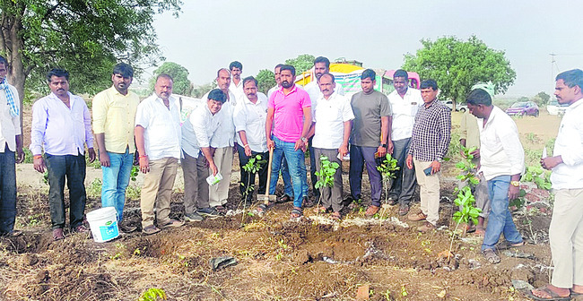 ఎల్వర్తి గ్రామంలో మొక్కలు నాటుతున్న 
డీఆర్‌డీఏ పీడీ ప్రభాకర్‌ తదితరులు   2