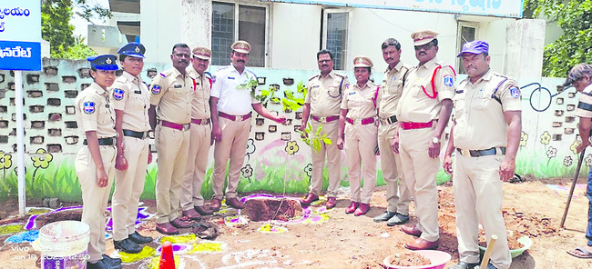 మొక్కలు నాటుతున్న ఏసీపీ 
కుశాల్కర్‌ తదితరులు 1