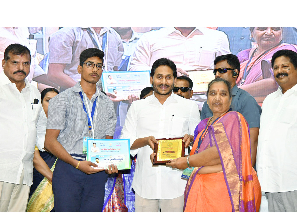 CM YS Jagan At Jagananna Animutyalu Awards Programme Photos - Sakshi3