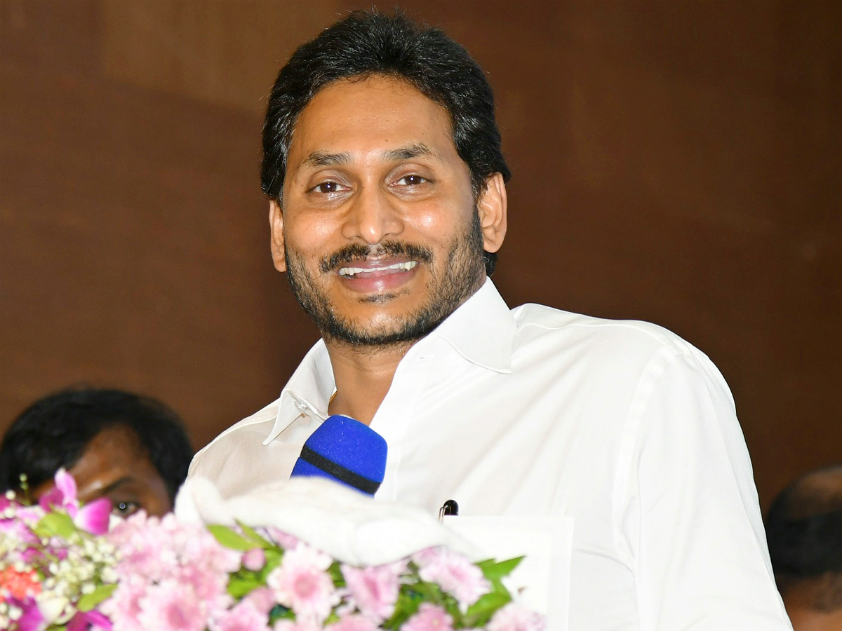 CM YS Jagan at Jagananna Animutyalu Program in Vijayawada Photos - Sakshi12