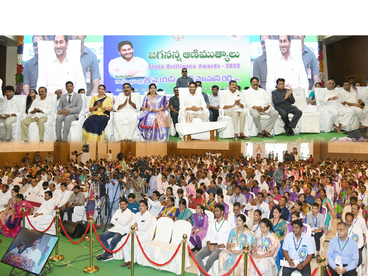 CM YS Jagan at Jagananna Animutyalu Program in Vijayawada Photos - Sakshi1