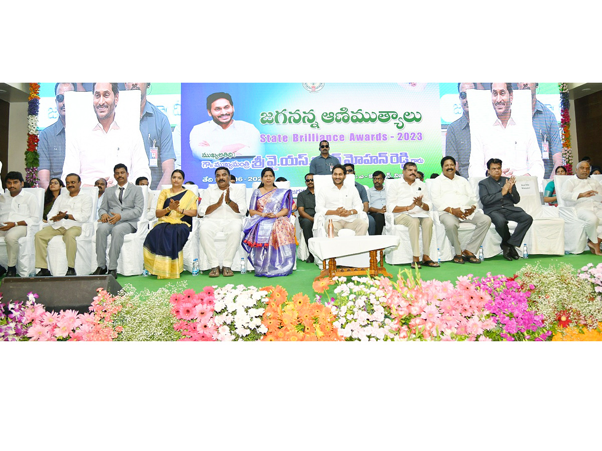 CM YS Jagan at Jagananna Animutyalu Program in Vijayawada Photos - Sakshi5