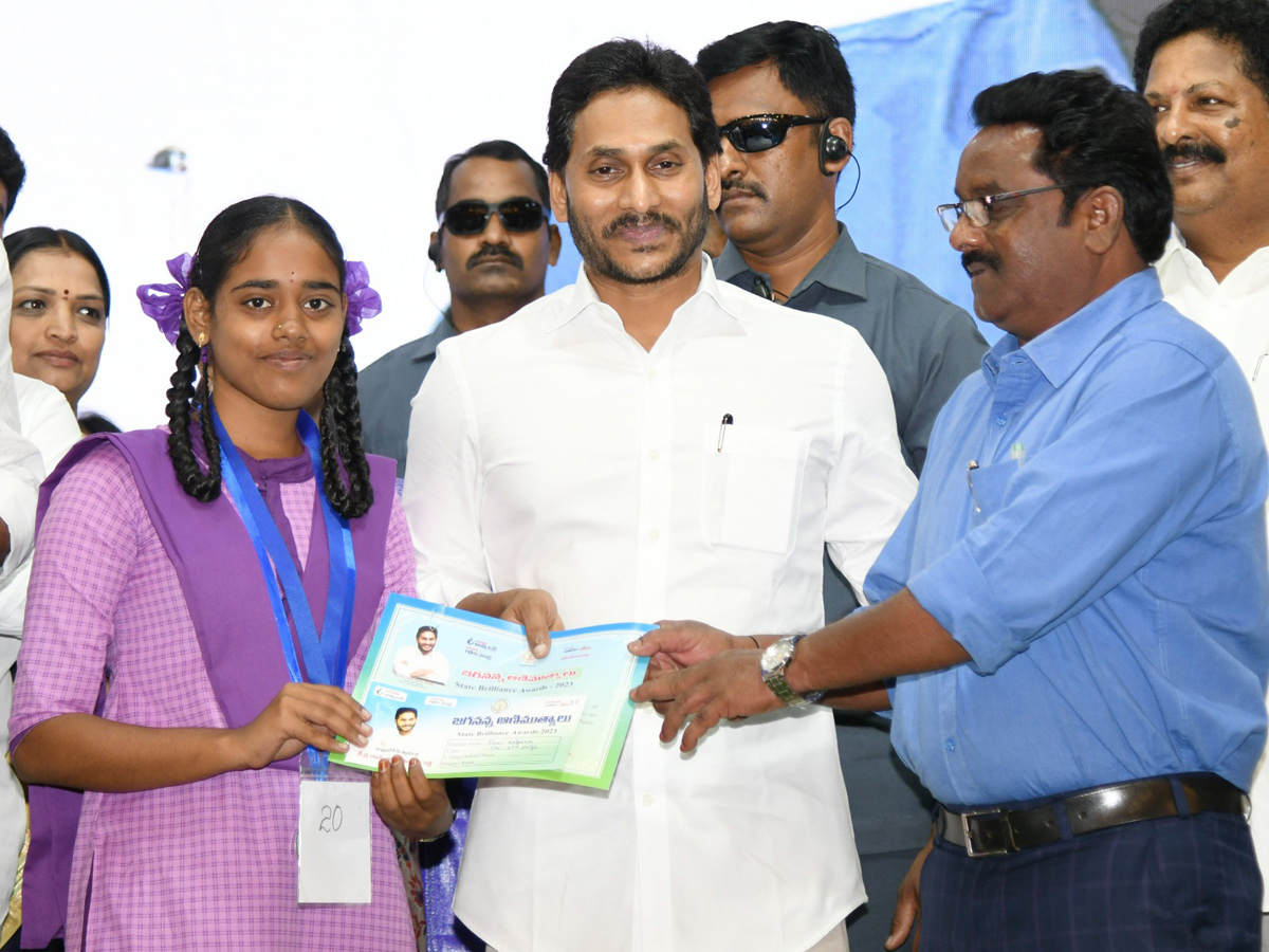 CM YS Jagan At Jagananna Animutyalu Awards Programme Photos - Sakshi18