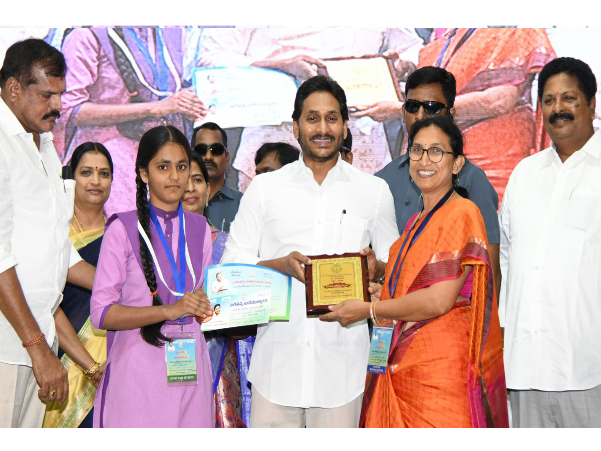 CM YS Jagan At Jagananna Animutyalu Awards Programme Photos - Sakshi21