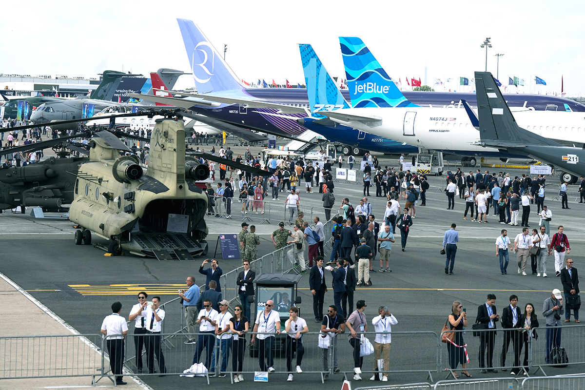 Photo gallery of world largest paris air show - Sakshi4