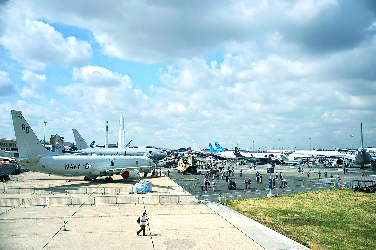 Photo gallery of world largest paris air show - Sakshi5